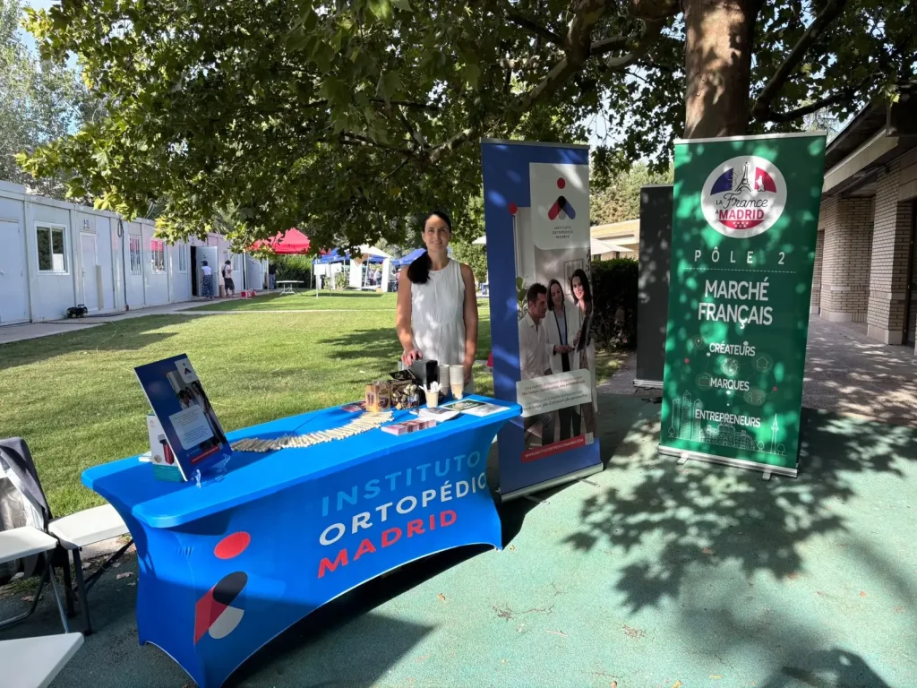 El equipo del Instituto Ortopédico Madrid en su stand de la feria